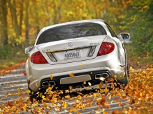 Осенние листья разлетаются под Mercedes-Benz CL-class